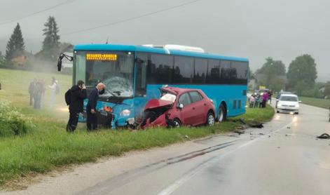 Huda prometna nesreča avtobusa in osebnega avtomobila #foto