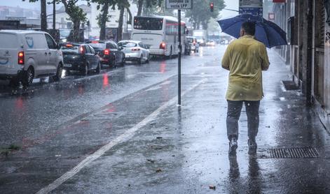 Obilne padavine poplavile ceste, kmalu tudi prve snežinke do nižin