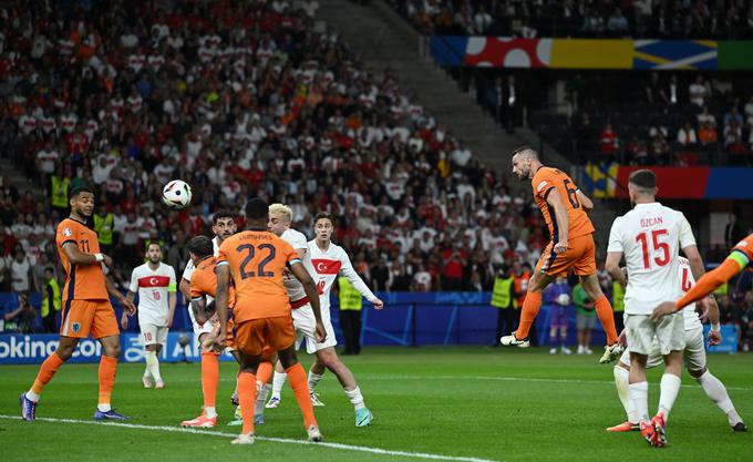 Stefan de Vrij je izenačil na 1:1. | Foto: Reuters