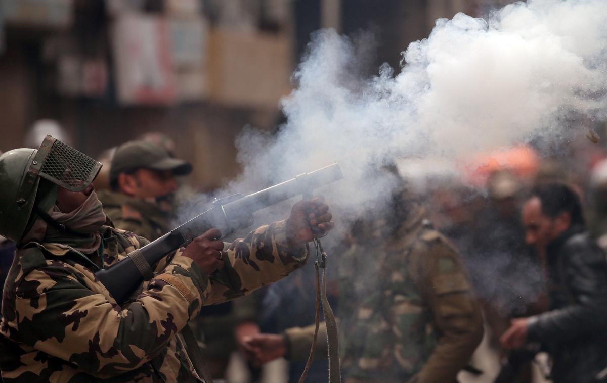 Kašmir indijska vojska | Odnosi med državama so se ponovno zaostrili po napadu na konvoj z indijskimi vojaki sredi februarja v indijskem delu Kašmirja, v katerem je umrlo več kot 40 pripadnikov indijske vojske.  | Foto Reuters