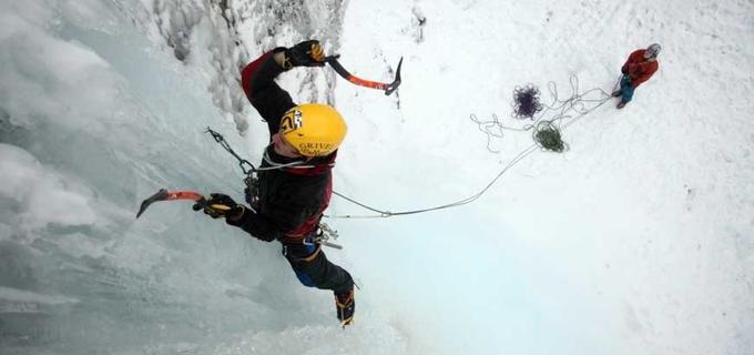Med plezalci ima ledno plezanje poseben status. Preizkusite se na umetno zaledeneli steni v soteski Mlačca v Mosjtrani. | Foto: 