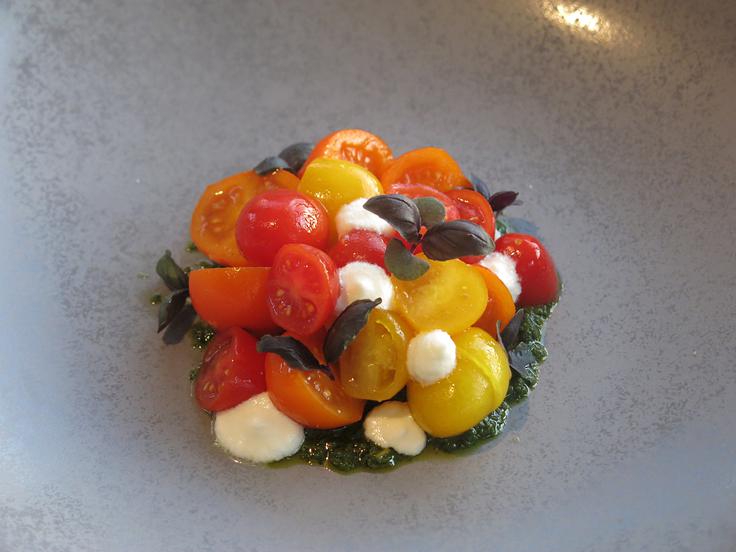 Češnjevi paradižniki v treh barvah, burrata in pesto | Foto: Miha First