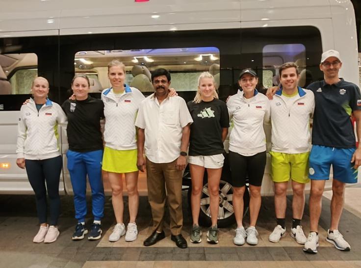 Slovenska ženska teniška reprezentanca se že nekaj dni pripravlja v Indiji. | Foto: Tenis Slovenija