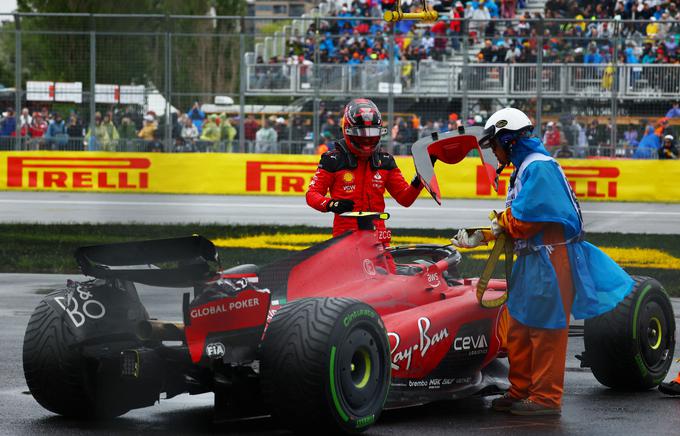 Carlos Sainz je razbil nos svojega ferrarija. Veliko dela za mehanike. | Foto: Reuters