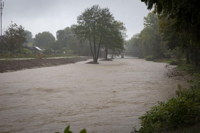 Visoka voda, poplave, dež, padavine. | "Jutri bo v 24 urah na vzhodu države padla velika količina dežja, ponekod kar polovica mesečne ali celo celomesečna povprečna količina padavin za maj," napoveduje meteorolog Branko Gregorčič.  | Foto Bojan Puhek