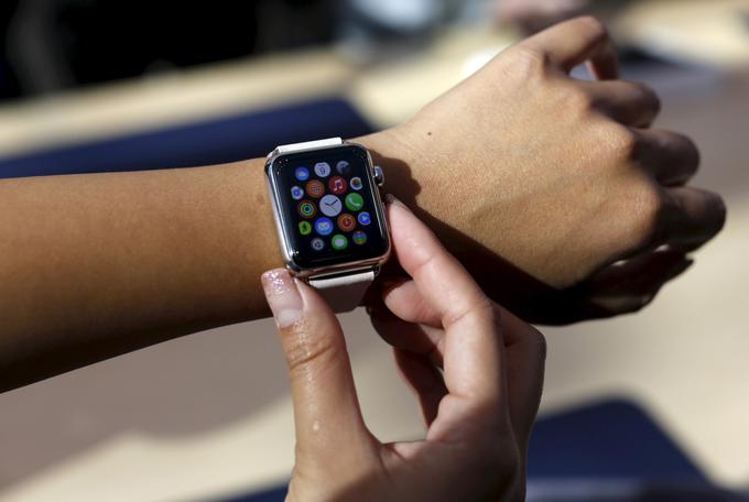Samsung se počasi bliža deseti generaciji, pa je prvo pametno uro izdal pred manj kot tremi leti, tudi večina drugih proizvajalcev je že pri drugi, tretji, četrti generaciji. Izjema je Apple, ki pa je svojo prvo uro (Apple Watch, na fotografiji) začel prodajati šele lani.  | Foto: 