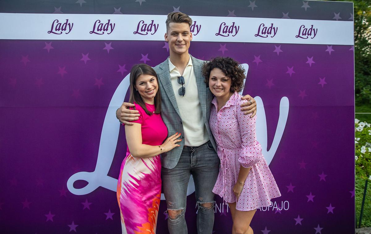 Jaka Šinkovec (Firbci), Nika Svetlin, Petra Potrebuješ | Pevec skupine Firbci Jaka Šinkovec (v sredini) v družbi Nike Svetlin (na levi) in Petre Potrebuješ (na desni). | Foto Mediaspeed