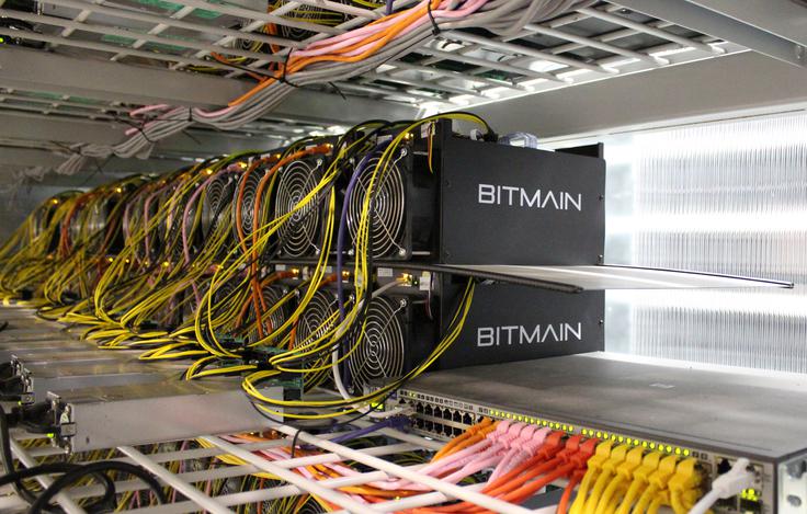 Bitcoine je bilo sprva mogoče rudariti samo z osebnim računalnikom, ko se je omrežju začelo priključevati vedno več uporabnikov, pa je težavnost rudarjenja postopoma morala zrasti, saj bi se bitcoini v nasprotnem primeru izdajali prehitro. Rudarjenje bitcoinov za povprečnega uporabnika z osebnim računalnikom že dolgo ni več smiselno, glavni v tem poslu imajo namreč več sto tisoč evrov, nekateri tudi več milijonov evrov vredno specializirano računalniško opremo (na fotografiji), s katero poskušajo transakcije potrditi hitreje od drugih rudarjev. Vsi si namreč prizadevajo seči po prgišču bitcoinov, ki so ustvarjeni ob vsakem izrudarjenem bloku. To se v povprečju zgodi vsakih deset minut.  | Foto: Reuters
