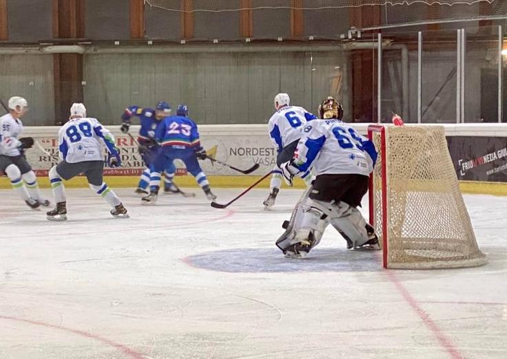 Vratar Matija Pintarič je bil izbran za igralca tekme na slovenski strani. | Foto: Hokejska zveza Slovenije