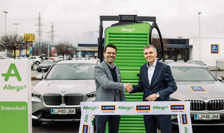 Christian Zeh, Allego, in Marko Mravljak, Hofer, sta v Škofji Loki odprla ultrahitro električno polnilnico.

 | Foto: HOFER