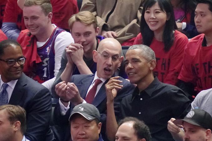 Dvoboj v Torontu si je v družbi komisarja lige NBA Adama Silverja ogledal nekdanji predsednik ZDA Barack Obama. | Foto: Reuters