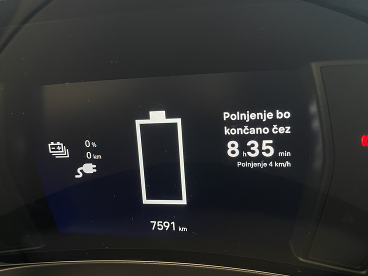 Citroen C5 X Polnjenje doma brez stenske polnilnice oziroma prek priključka "šuko". | Foto: Gašper Pirman