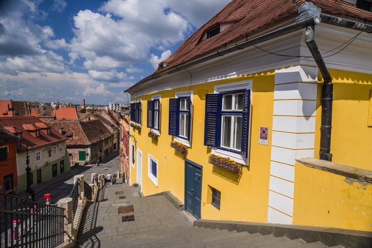 Po odhodu Rimljanov so na območje današnje Transilvanije prišla številna ljudstva, zamenjalo se je ogromno prebivalcev. Najprej so prišla germanska ljudstva, v 6. stoletju je sledilo množično naseljevanje Slovanov. Madžari oziroma madžarsko govoreči so na območje današnje Transilvanije prišli v 9. stoletju. V 12. stoletju so prišli Sasi oziroma nemško govoreči naseljenci. Na fotografiji: romunsko mesto Sibiu, ki so ga v Transilvaniji ustanovili Sasi in mu dali ime Hermannstadt (madžarsko Nagyszeben). Romunski nomadski pastirji, ki so se pozneje ustalili in postali poljedelci, so v Transilvanijo verjetno prišli šele po prihodu Sasov.  | Foto: Guliverimage