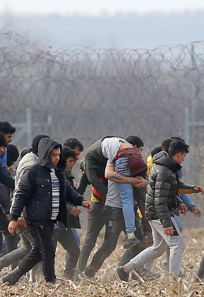 23-letni Afganistanec je povedal, da so grške varnostne sile začele streljati, ker so jih nekateri ljudje obmetavali s kamenjem. Kot je dodal, je sam pomagal odvleči nekaj ranjenih do reševalnih vozil. | Foto: Reuters