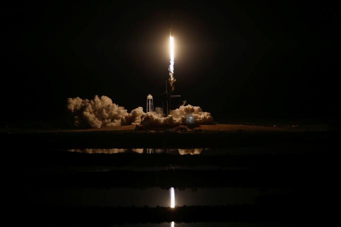 Nasa in SpaceX dopuščata možnost, da bo izstrelitev v primeru neugodnega vremena prestavljena na katerega od poznejših razpoložljivih terminov konec maja ali v začetku junija. | Foto: Reuters