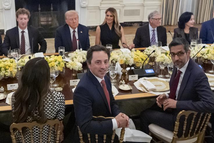 Sergey Brin (levo), soustanovitelj Googla, in Sundar Pichai (desno), izvršni direktor Googla in Alphabeta, na večerji z ameriškim predsednikom Donaldom Trumpom in prvo damo Melanio Trump v državni jedilnici Bele hiše. | Foto: Guliverimage