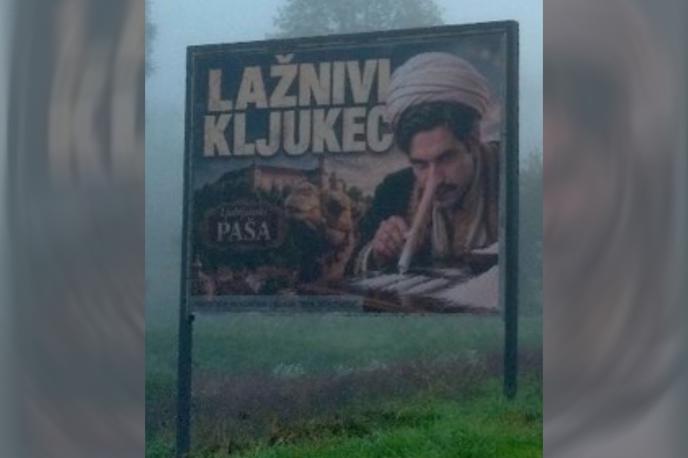 Plakat. Luka Mesec. | V Ljubljani se pojavljajo jumbo plakati z likom prvaka Levice Luke Mesca, ki ga je avtor plakata prikazal z dolgim nosom in v kontekstu uživanja kokaina. | Foto Siol.net