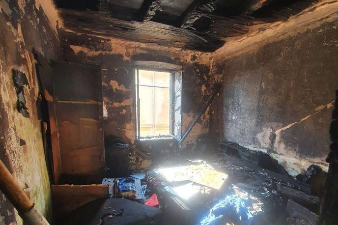 Posledice požara v večstanovanjski hiši v Izoli | Foto STA