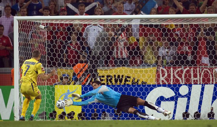 Pri izvajanju enajstmetrovk se je izkazal in prebral namero takratnega svetovnega superzvezdnika Andrija Ševčenka. A tudi to ni Švici pomagalo do napredovanja v četrtfinale. | Foto: Guliverimage