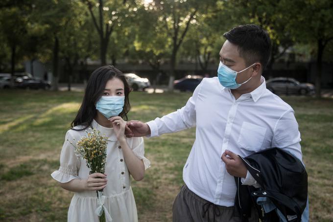 Mladoporočenca v Wuhanu, kitajskem mestu, kjer se je koronavirus najprej pojavil. | Foto: Getty Images