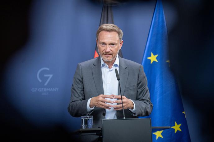 Christian Lindner, nemški finančni minister | Od 1. oktobra bodo smele nekatere elektrarne na premog znova začasno proizvajati elektriko, pojavile pa so se tudi pobude za podaljšanje delovanja še zadnjih treh nemških nukleark, ki bi se sicer morale ustaviti s koncem letošnjega leta. Slednje podpirajo predvsem liberalci in konservativna unija CDU/CSU, medtem ko so socialdemokrati (SPD) in Zeleni proti. | Foto Reuters