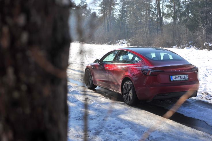V različici long range z večjo baterijo lahko ob predgretju in s tem manjši porabi pozimi računamo tudi na 400 kilometrov dosega in to pri pretežno avtocestni vožnji. 
 | Foto: Gregor Pavšič