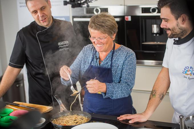 Ivanka je najprej Sašu pomagala skuhati odlične in zelo hitro pripravljene špagete puttanesca. | Foto: 