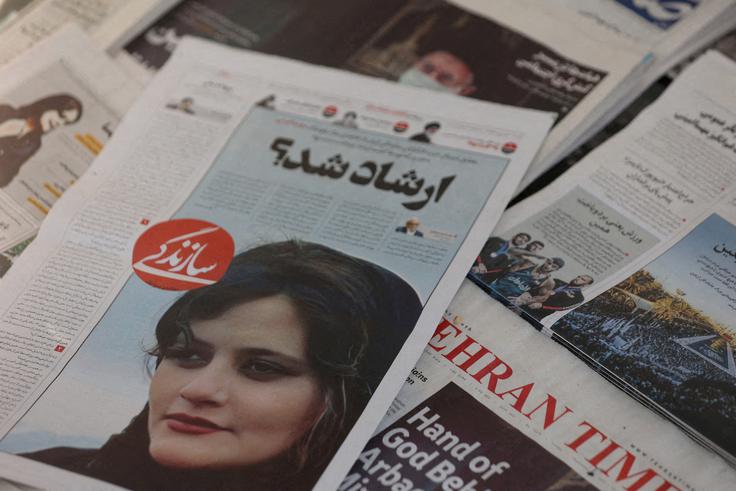 Iranska Kurdinja Mahsa Amini je umrla v policijskem pridržanju tri dni po tem, ko jo je v Teheranu aretirala moralna policija zaradi domnevno neprimernega nošenja naglavne rute hidžab. Aktivisti trdijo, da je umrla zaradi udarcev, policija zavrača krivdo za njeno smrt. | Foto: Reuters