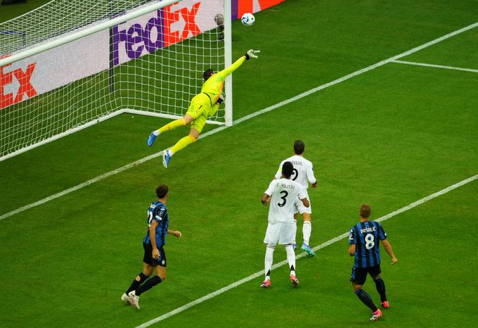 Thibaut Courtois je na začetku drugega polčasa spektakularno ubranil strel Maria Pašalića. Takrat je bil rezultat še 0:0. | Foto: Reuters