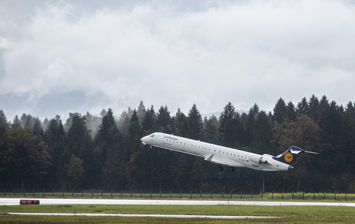 Lufthansa Brnik | Iz Lufthanse so v ponedeljek sporočili, da bodo število načrtovanih letov zmanjšali za 25 odstotkov. | Foto STA