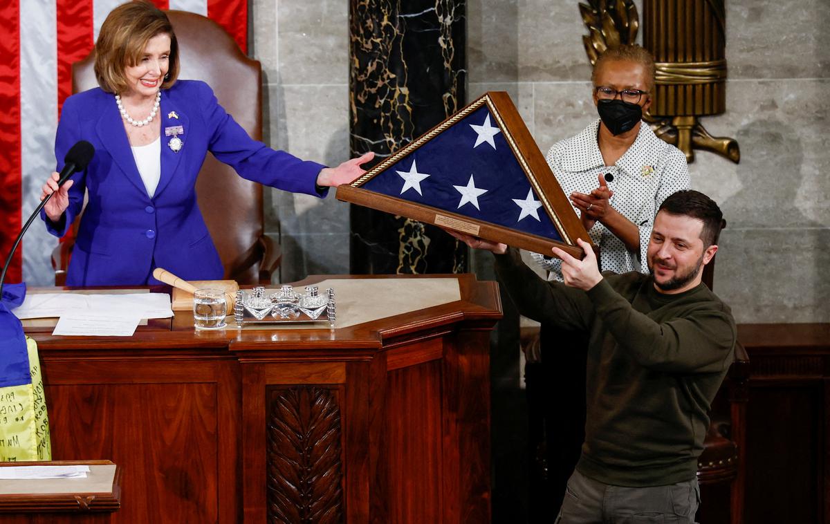 Volodimir Zelenski in Nancy Pelosi | Nancy Pelosi je Zelenskemu podarila ameriško zastavo, ki je v čast njegovega obiska plapolala nad kongresno palačo. | Foto Reuters