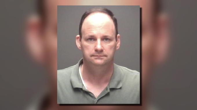 Aretirani otroški onkolog Dennis Patrick Meehan Hughes se je na sodišču boril proti obtožbi, ker naj bi obveščevalna agencija FBI v njegov računalnik vdrla nezakonito, a bil vseeno obsojen na sedemletno zaporno kazen. | Foto: Fox 26
