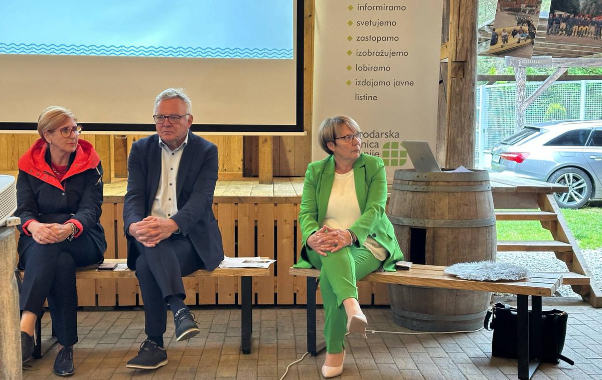 Srečanje gospodarstva in lokalnih skupnosti s predstavniki vlade o razvoju po poplavah. Generalna direktorica Gospodarske zbornice Slovenija Vesna Nahtigal, minister za naravne vire in prostor Jože Novak in županja Črne na Koroškem Romana Lesjak. | Foto STA