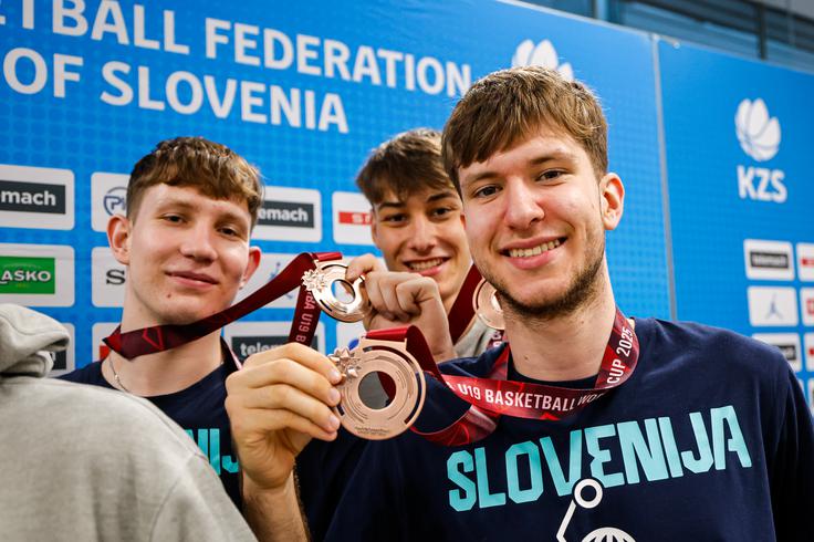 slovenska košarkarska reprezentanca U19, vrnitev v Slovenijo | Foto: Aleš Fevžer