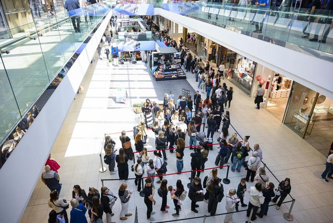 Hrvati na odprtje nove trgovine čakali več ur, v vrstah delili testerje, vodo in celo burek