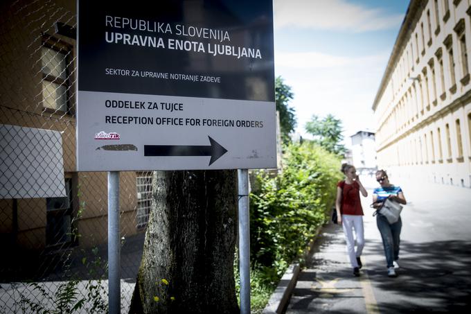 Na tablo, ki usmerja na oddelek za tujce, so na upravni enoti namestili tudi pripis v angleškem jeziku.  | Foto: 