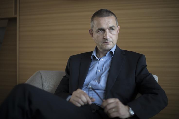 "Če vidiš, da nastajajo takšni zastoji, potem se je treba verjetno v okviru zakonodaje, ki dopušča manevrski prostor, odločiti, da nekatere stvari vendarle narediš bolj smiselne," pravi Denis Čaleta iz Inštituta za korporativne varnostne študije. | Foto: Tina Deu