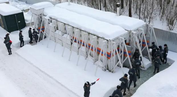 Rusi v množično postavljanje mobilnih zaklonišč #video