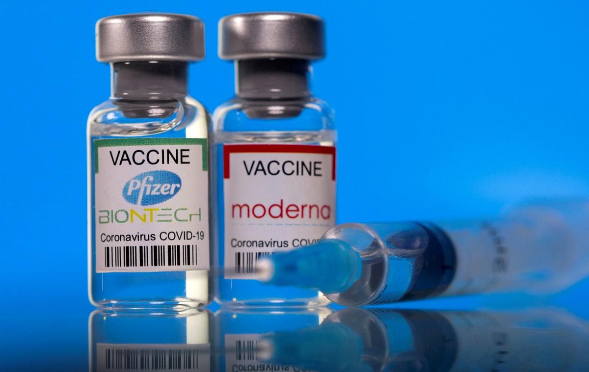 Fortrade_Cepivo_1 | Obsežna raziskava v Veliki Britaniji je pokazala, da sta cepivi podjetij Pfizer in BioNTech ter Moderne 20 tednov po cepljenju z drugim odmerkom le približno desetodstotno učinkoviti pri preprečevanju simptomatične okužbe z omikronom, sta pa še vedno učinkoviti pri zaščiti pred hujšim potekom bolezni covid-19.