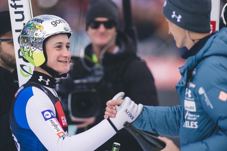 Cene Prevc po zadnjem poletu v karieri. Stisk roke brata Petra Prevca. | Foto: Sportida
