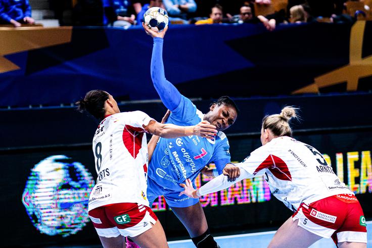 Prva polovica tekme v kultni dvorani pod Rožnikom je minila v peklenskem ritmu.  | Foto: Tadej Morano