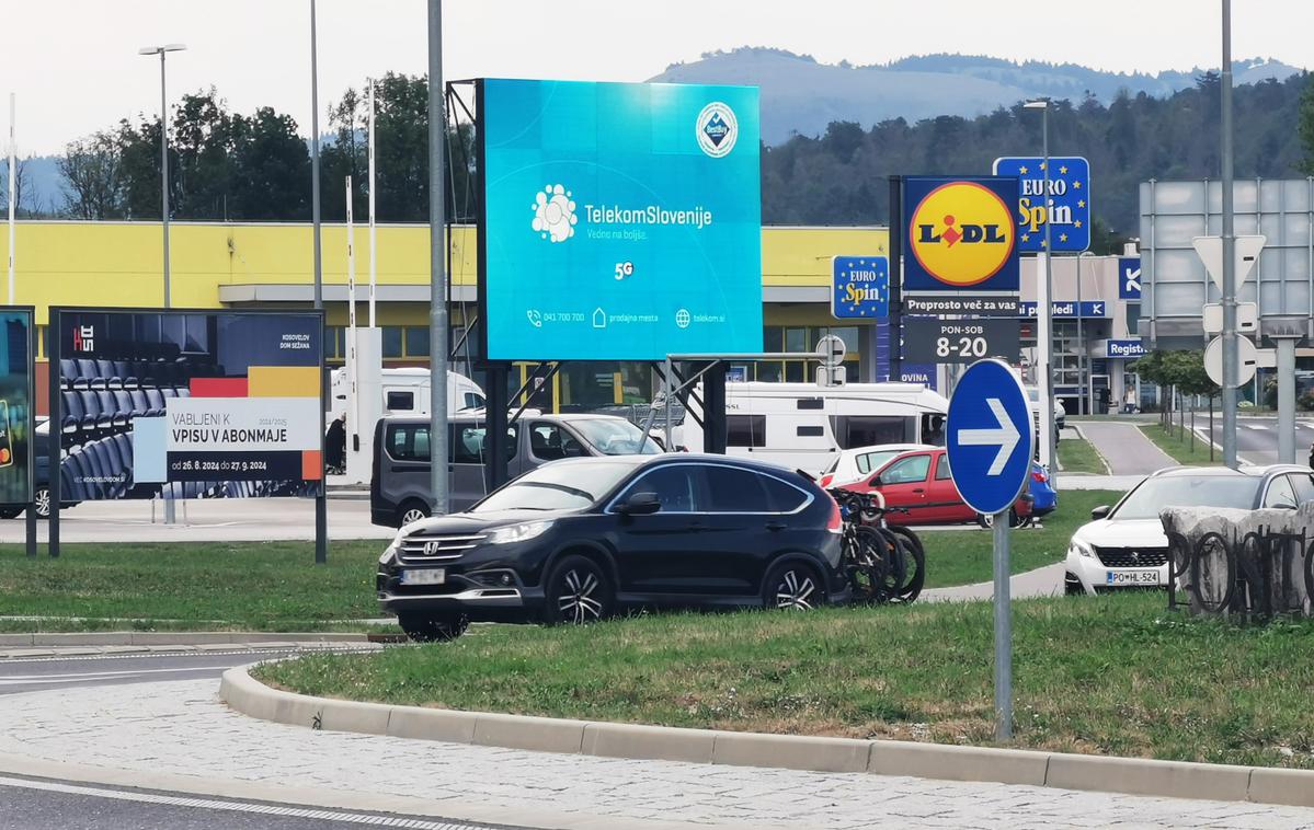 DOOH velikan, TSmedia, Postojna | TSmedia nenehno širi mrežo zunanjih digitalnih zaslonov. Najnovejši je v Postojni.  | Foto TSmedia