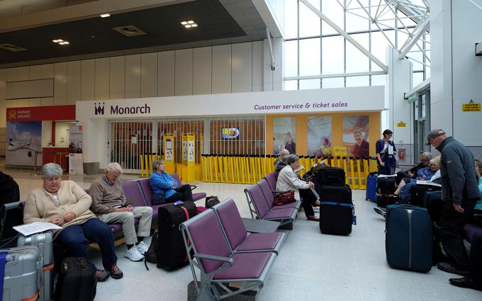 Po nekaterih ocenah je ob prenehanju poslovanja družbe Monarch ostalo več kot 300 tisoč že plačanih rezervacij in vozovnic za približno 750 tisoč potnikov. | Foto: Reuters