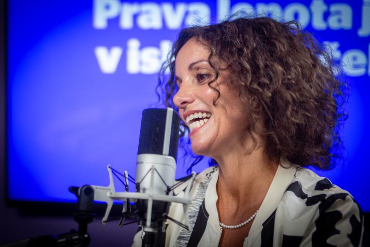 Metka pravi, da v sebi ne zadržuje jeze ali užaljenosti, vsa čustva sproti počisti. Meni, da ji prav zato zdravje dobro služi. Prav zdravje pa je tisto, česar si najbolj želi zase in svoje bližnje tudi v prihodnosti. | Foto: Gaja Hanuna