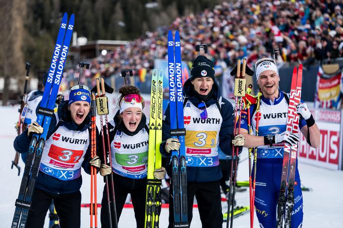 Biatlon, SP Lenzerheide, štafeta Francije | Julia Simon, Lou Jeanmonnot, Eric Perrot in Emilien Jacquelin so ubranili naslov svetovnih prvakov iz Novega Mesta. | Foto Guliverimage