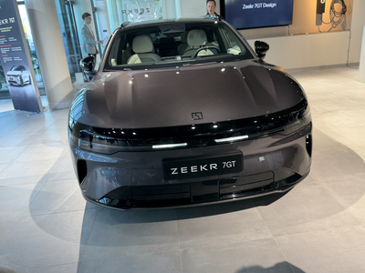 Slovenske kupce premijskih avtomobilov so že zamikali: Zeekr v Ljubljani z novostjo