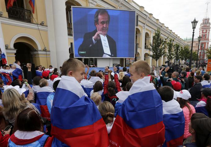 Veselje nogometnih navdušencev v Sankt Peterburgu, ko so leta 2014 izvedeli, da bo Euro 2020 potekal tudi v njihovem mestu. | Foto: Reuters