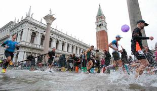 Poglejte, v kakšnih brutalnih pogojih so tekli na beneškem maratonu #video