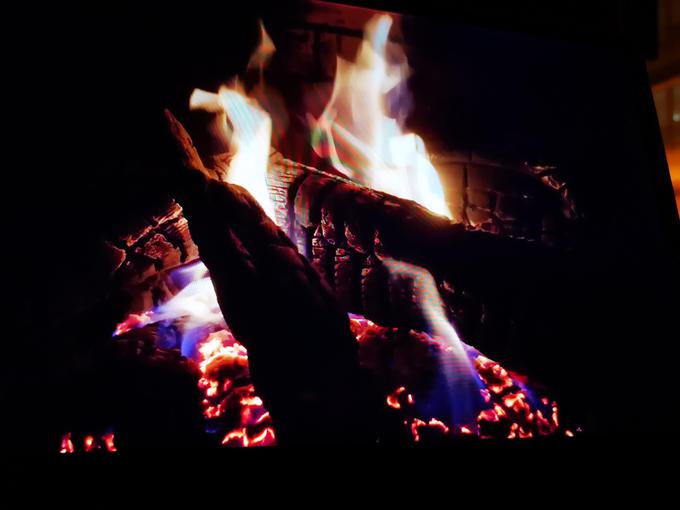 Vklop načina za ambient prižganega kamina (prikaz na sredinskem zaslonu), ki ga spremlja pihanje toplega zraka in seveda tudi zvok ognja. | Foto: Gregor Pavšič