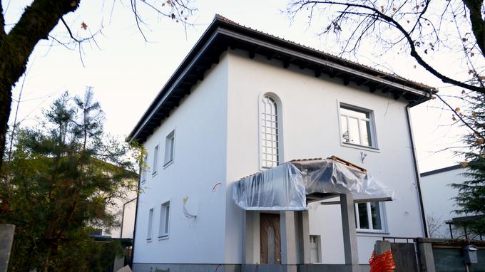 Po osmih mesecih so končno odstranili gradbene odre s stare meščanske hiše, ki bo kmalu postala nov dom družine Ive in Boštjana. | Foto: Jan Lukanović
